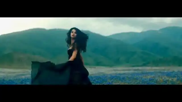 скачать клип Selena Gomez - Come and Get It