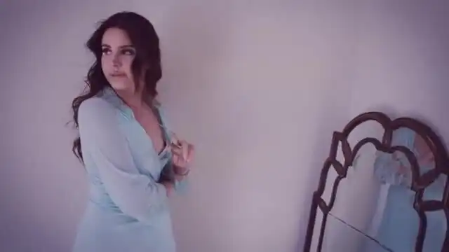 скачать клип Lana Del Rey - High By The Beach