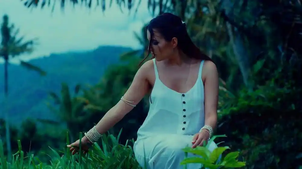 скачать клип Саша Жемчугова - Я не буду ангелом