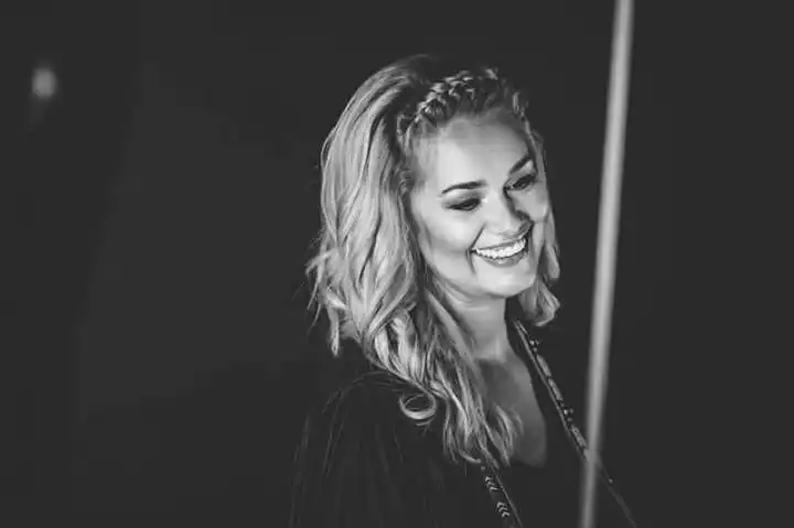 скачать клип Feli - Creioane colorate