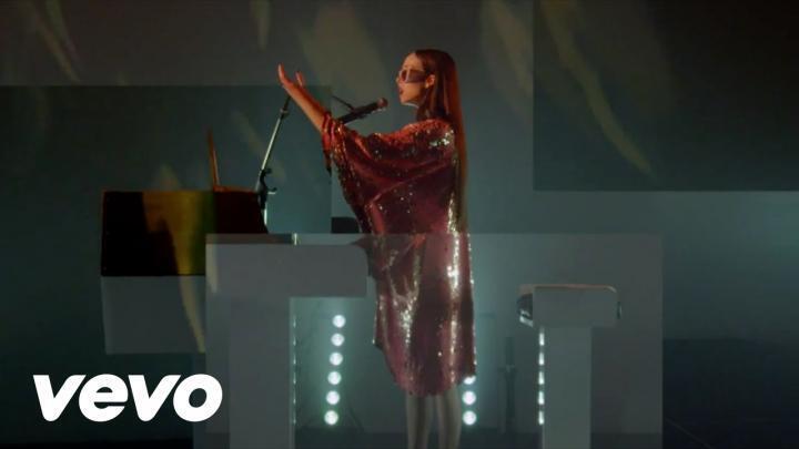 скачать клип Allie X - Sanctuary