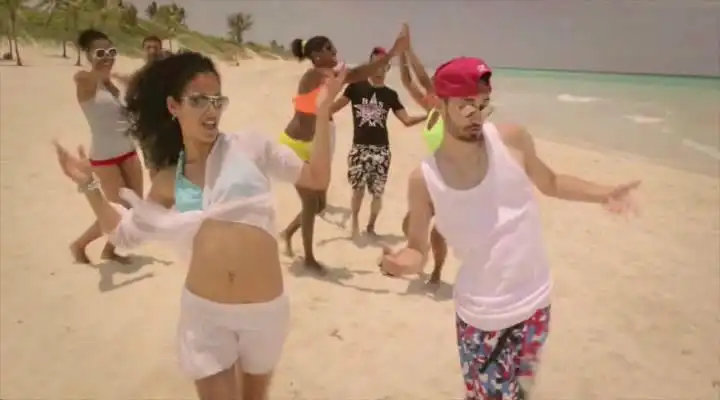 Мот - В платье красивого цвета