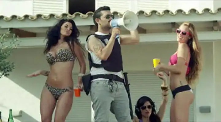 скачать клип Sak Noel - I Am The Law