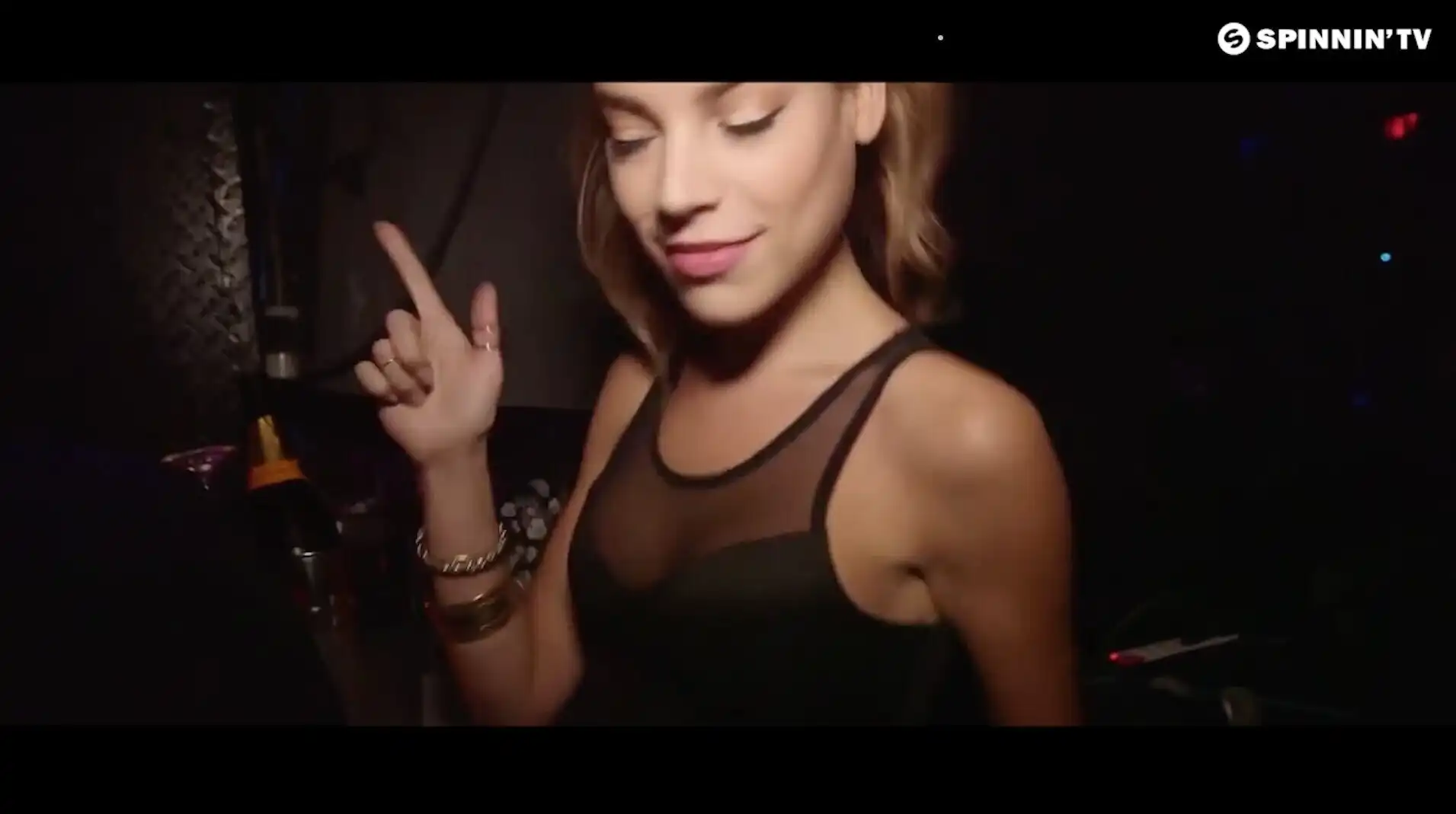 скачать клип Eva Shaw - Space Jungle