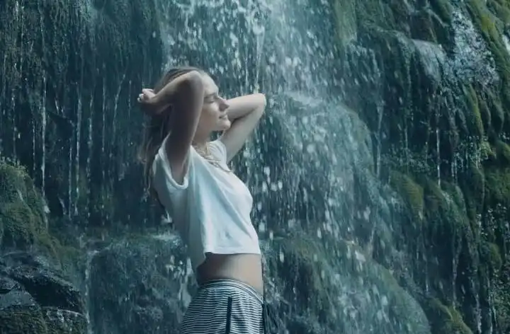 скачать клип LVNDSCAPE and Holland Park feat. Nico Santos - Waterfalls