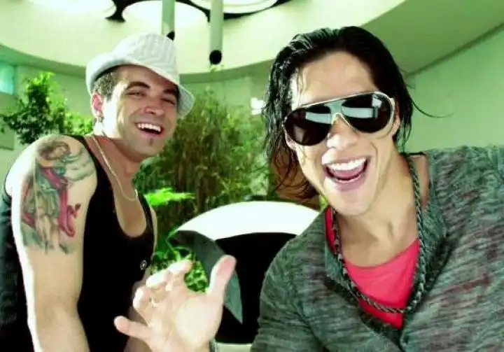 скачать клип Chino and Nacho - El Poeta