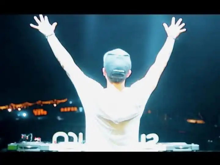 скачать клип Bassjackers and Joe Ghost ft. MOTi - On The Floor Like