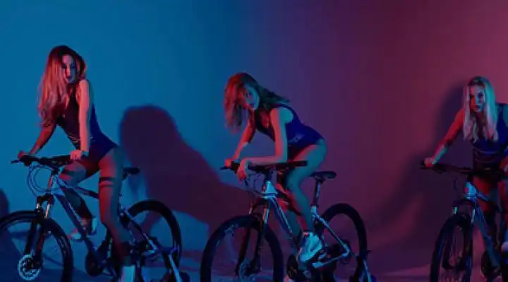 скачать клип Akcent ft. Reea and Aza - Phou Phou