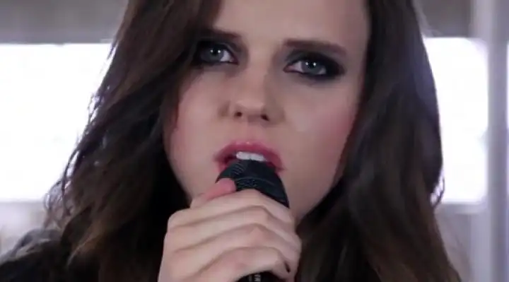 скачать клип Tiffany Alvord - The Breakdown