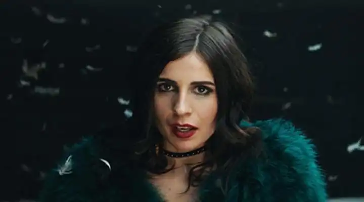 скачать клип Annabel Jones - IOU