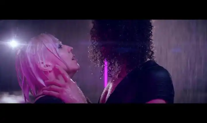 скачать клип Em Rossi - Young Hearts