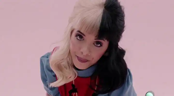 скачать клип Melanie Martinez - Alphabet Boy