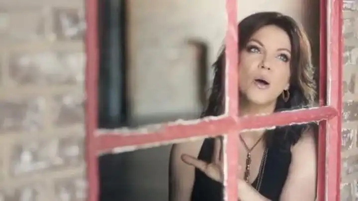 Martina McBride - Just Around The Corner