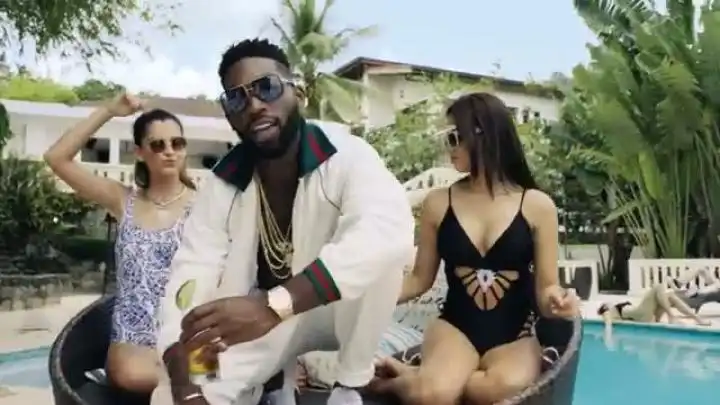 скачать клип Tinie Tempah ft. Wizkid - Mamacita