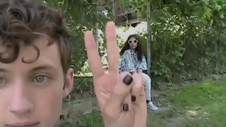 скачать клип Troye Sivan ft. Alessia Cara - WILD