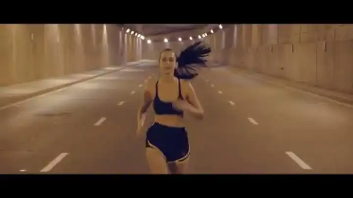 скачать клип Alex Del Amo - Paparapa