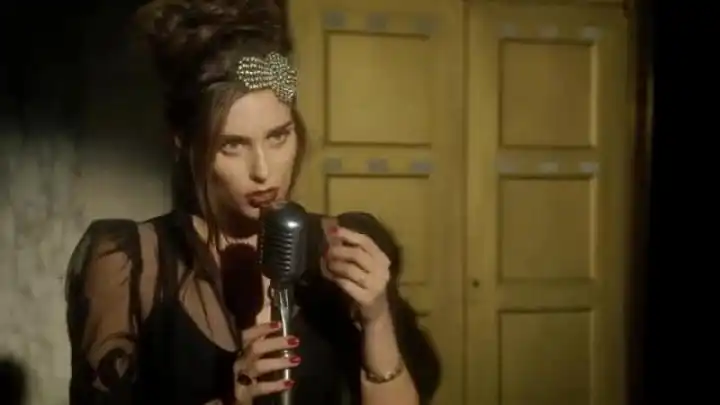 скачать клип Sophie Auster - Run Run Run