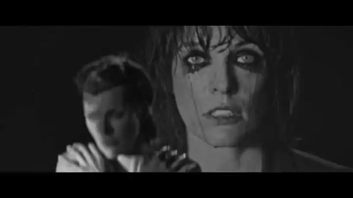 скачать клип SOHN - Signal