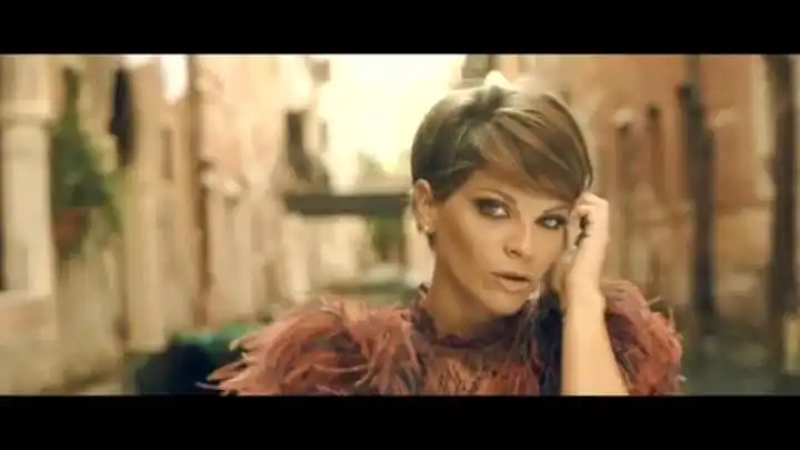 скачать клип Alessandra Amoroso - Sul Ciglio Senza Far Rumore