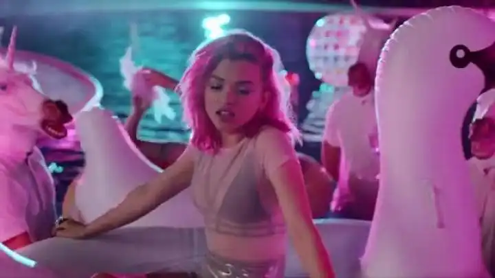 скачать клип Hey Violet - Guys My Age