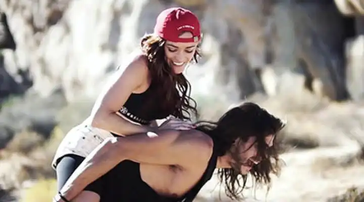 скачать клип Jessica Sutta - Distortion