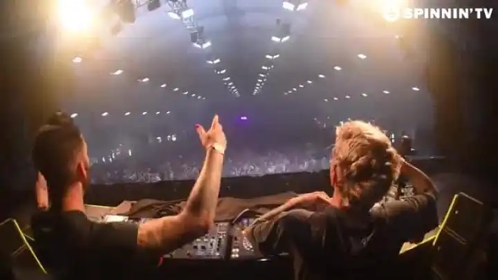 скачать клип Breathe Carolina and Inukshuk - Nights