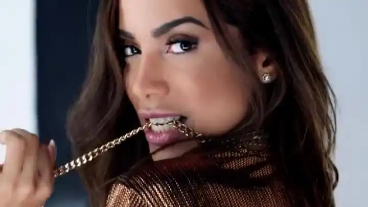 скачать клип Anitta - Si O No