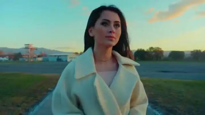 скачать клип Benji and Fede ft. Jasmine Thompson - Forme Geometriche