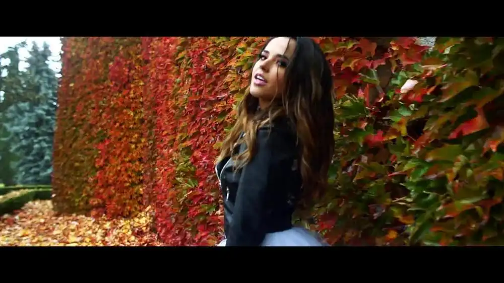 скачать клип Becky G - Todo Cambio