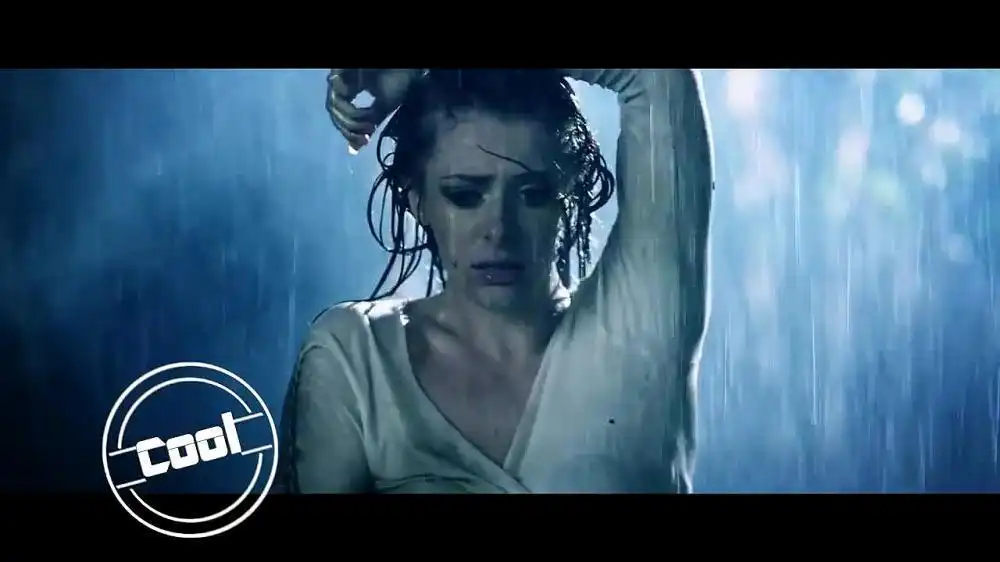 скачать клип Sia - Summer Rain