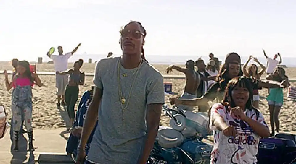 скачать клип Ladies of Beach City ft. Snoop Dogg and Tone Trezure - Beach City Rollin