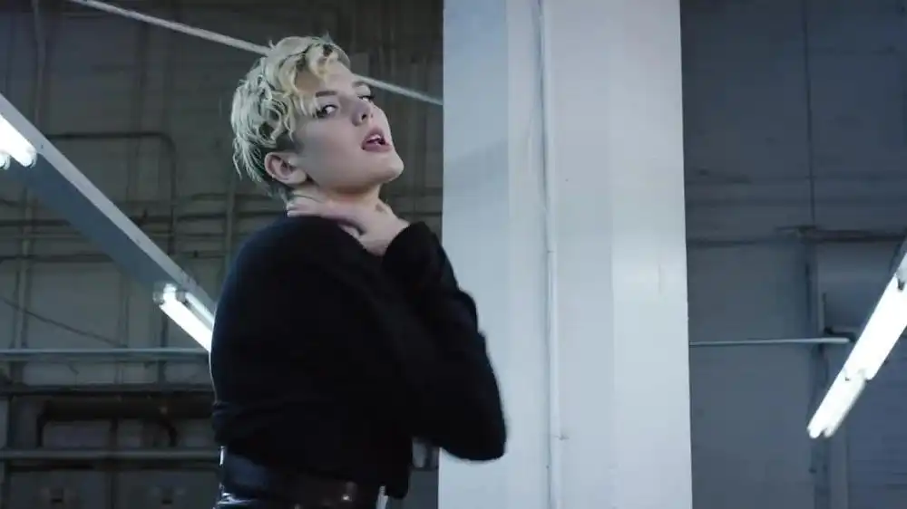 скачать клип Betty Who - Mama Say