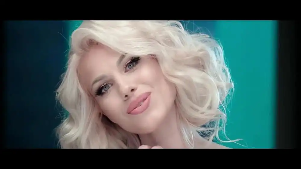 скачать клип Amna feat. Robert Toma - La capatul lumii