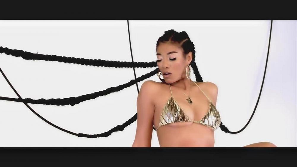 скачать клип Mila J - New Crib