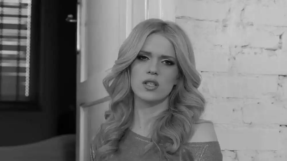 скачать клип Nelly Petkova - Land Mine