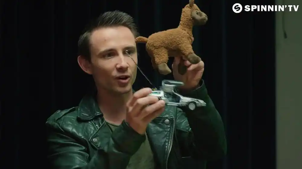 скачать клип Lucas and Steve - Up Till Dawn (On The Move)