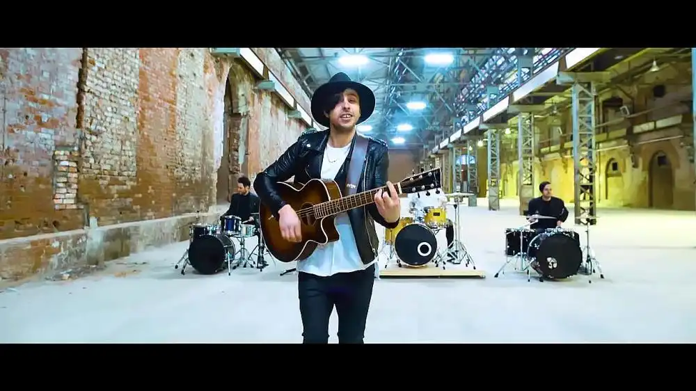 скачать клип PRAVADA - Свети