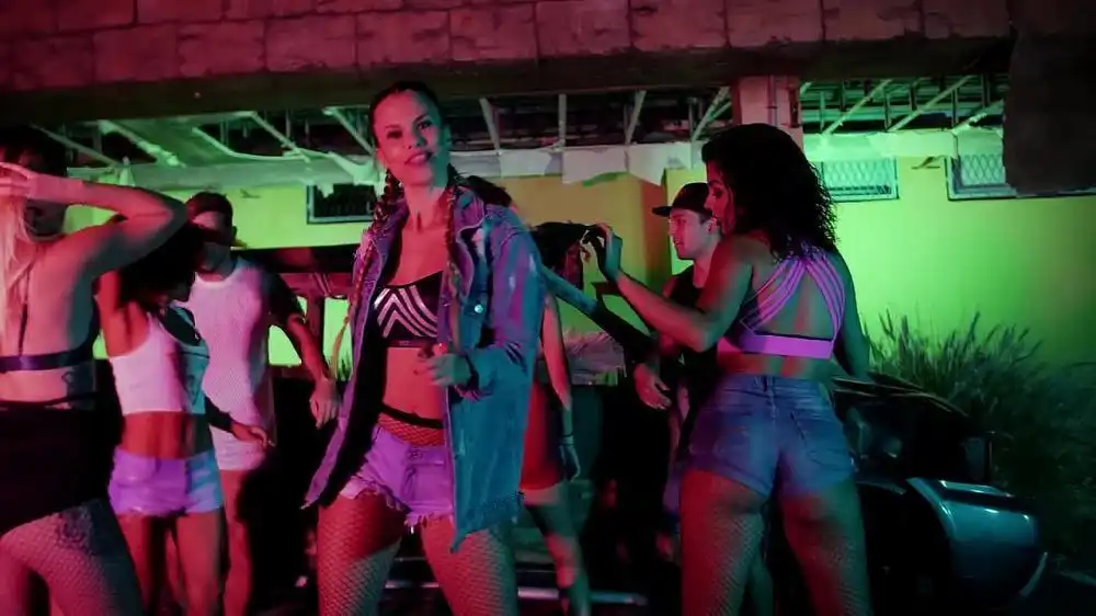 скачать клип Jia Miles - U Want