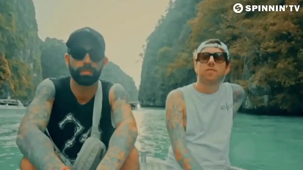 скачать клип Breathe Carolina - For U