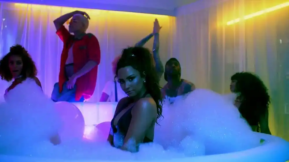 скачать клип Demi Lovato - Sorry Not Sorry