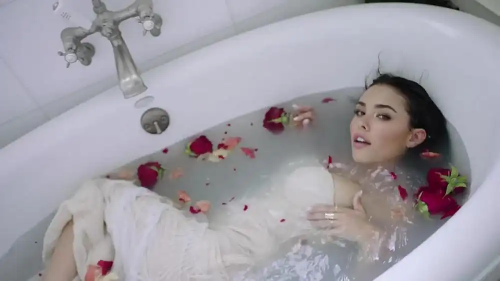 скачать клип Madison Beer - Dead