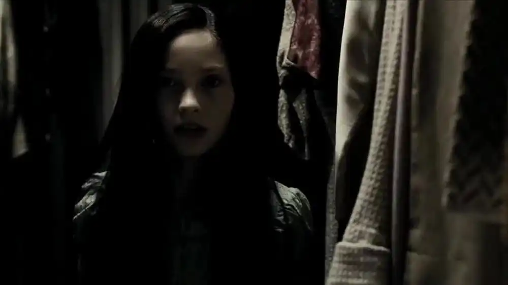 скачать клип Emily Browning - Sweet Dreams