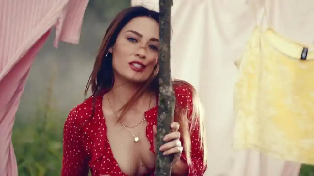 скачать клип ФАБРИКА feat. ЛОVI - Бабочки