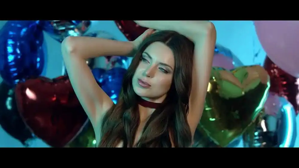 Monika Lewczuk ft. Antek Smykiewicz - Biegne