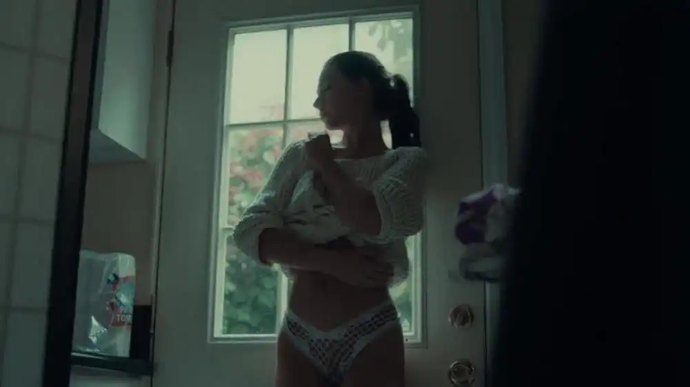 скачать клип Flying Decibels - The Road