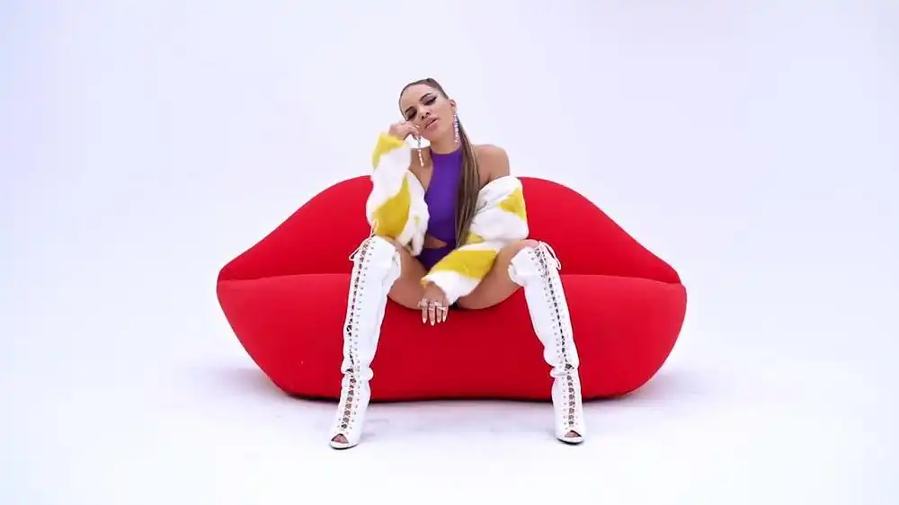 скачать клип Leslie Grace, Wisin - Dulce