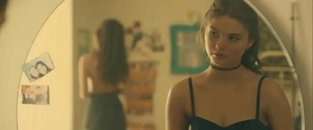 скачать клип Hayley Kiyoko - Girls Like Girls