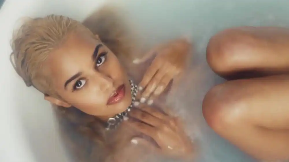 скачать клип Tommy Genesis - Tommy