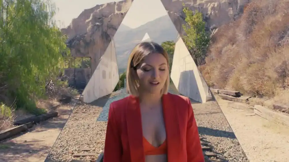 скачать клип Clean Bandit feat. Julia Michaels - I Miss You