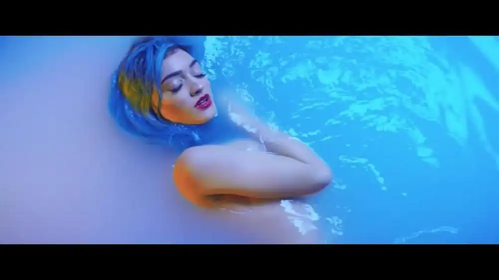 скачать клип Samantha J. - Rockets